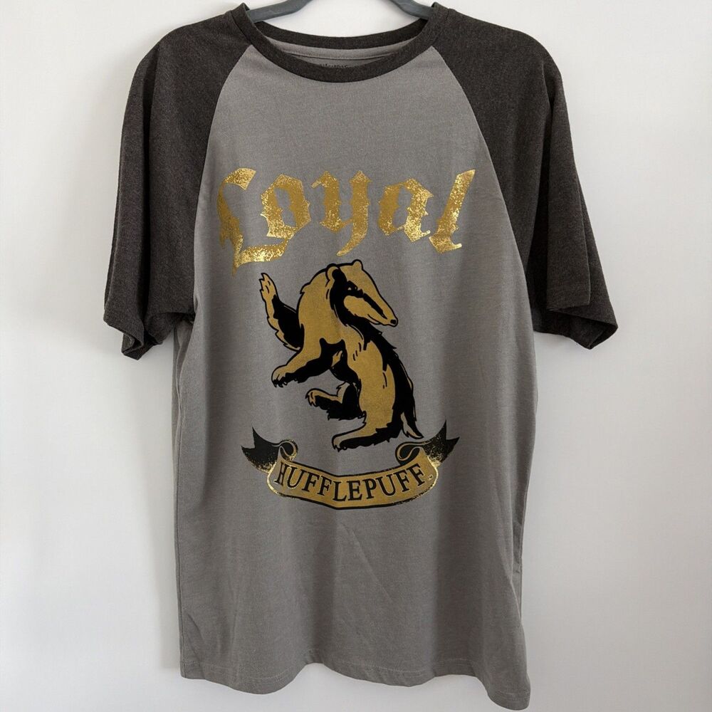 Harry Potter Hufflepuff T-Shirt Loyal Badger Universal Studios Sz M Gray Raglan
